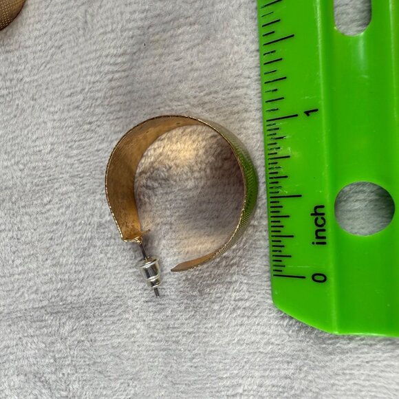 Textured Gold Tone 3/4 Hoop Earrings Pierced Post Back Heart Pattern Engraved - Picture 6 of 16